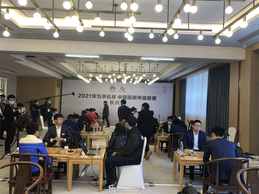 宋轶、赵露思等一众演员为了符合角色原型提前上了语言课，勤加练习；倪妮特意剪掉留了多年的长发，这也是她入行9年来第一次剪短发；;小花周也出演牺牲那场戏时为了表现出逼真效果，连续扑倒在地拍摄多条，准备的好几套戏服都被炸穿了，演出了极其感人的效果